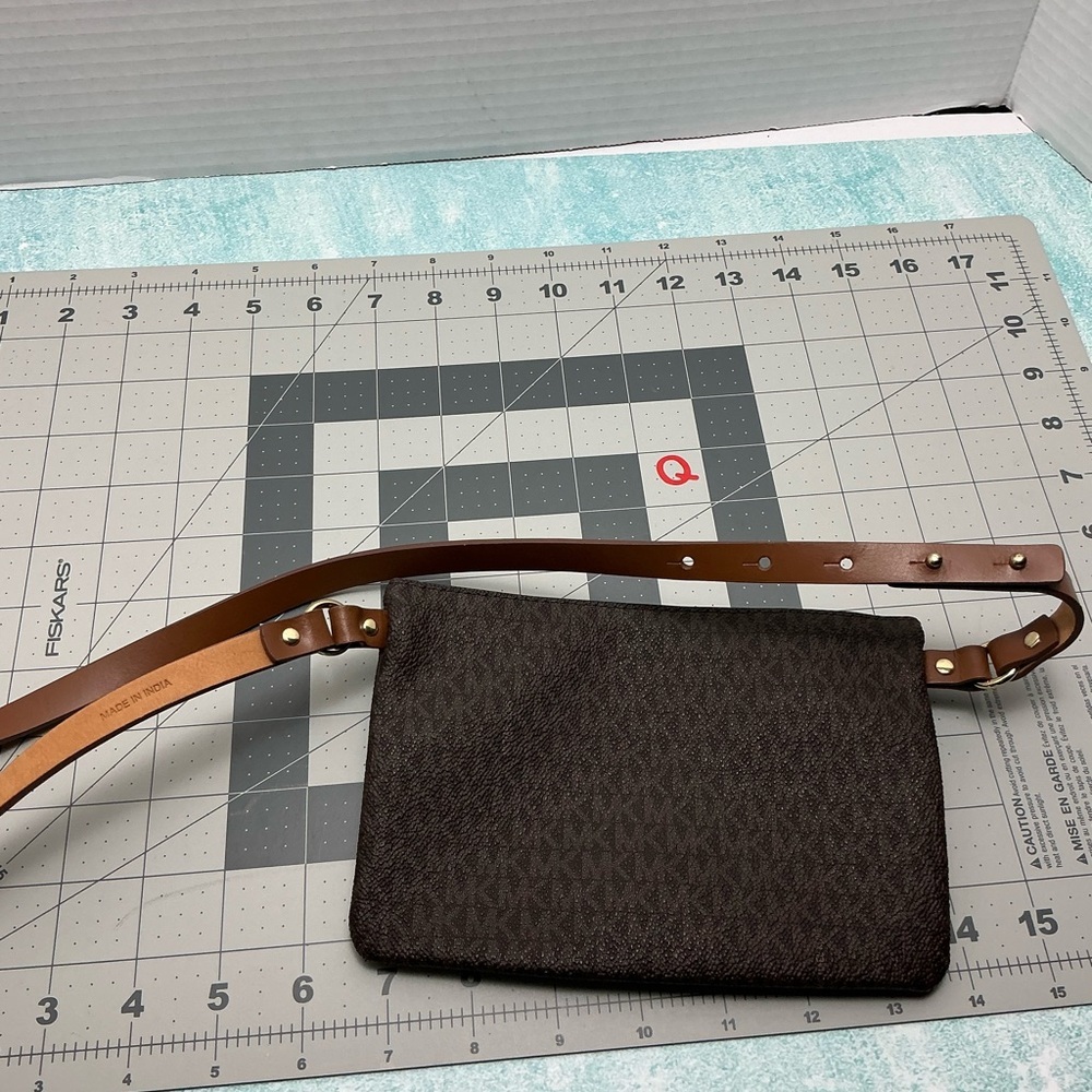 Brown Crossbody Bag‎ with Chain Detail - Picture 5 of 8